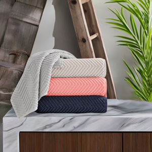 Luxury bath towel from SaaSoh’s Venice Collection, featuring elegant jacquard pattern and soft, plush fabric for everyday comfort